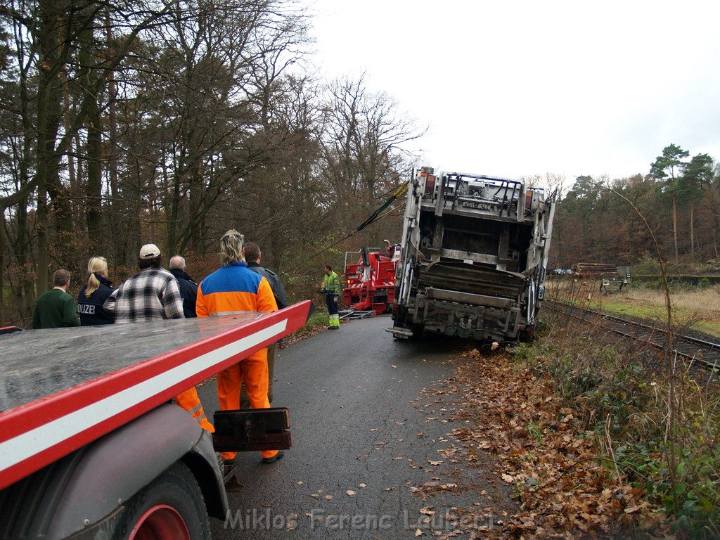 Muellwagen droht zu kippen Koeln Koenigsforst Baumschulweg  P28.JPG